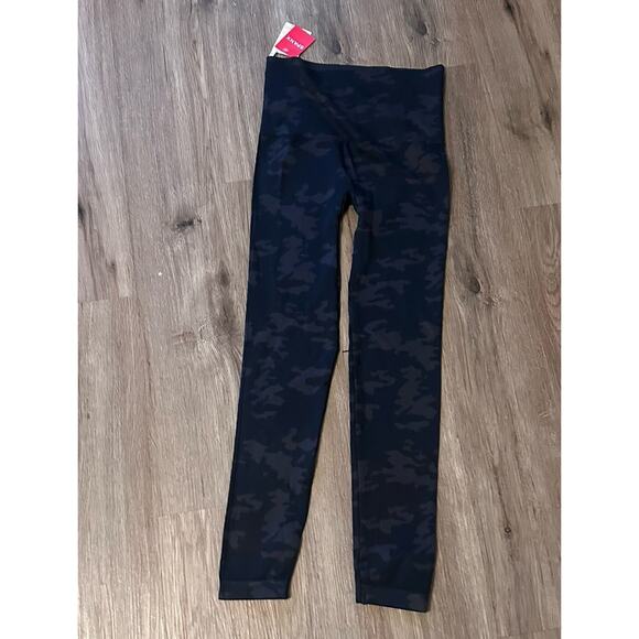 NWT Spanx Look At Me Know Gray and Black Camo Seamless Leggings in Size Large - Picture 3 of 6